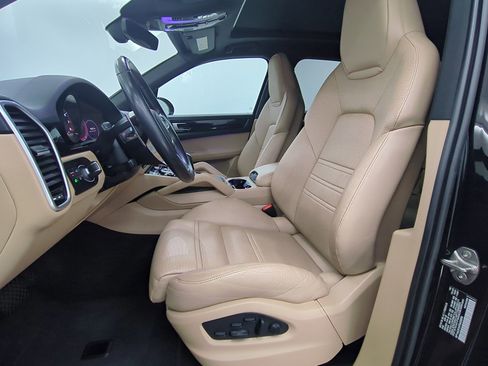 Certified 2023 Porsche Cayenne Platinum Edition image 5