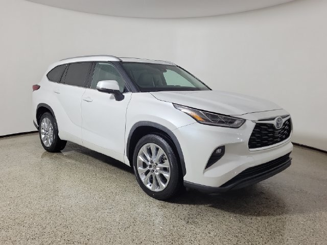 Used 2023 Toyota Highlander Limited FWD image 4