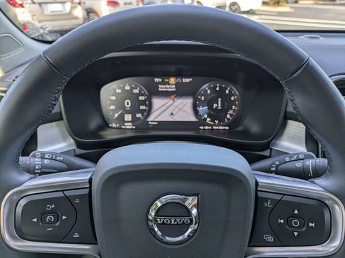 Used 2022 Volvo XC40 T5 Momentum w/ Premium Package image 37