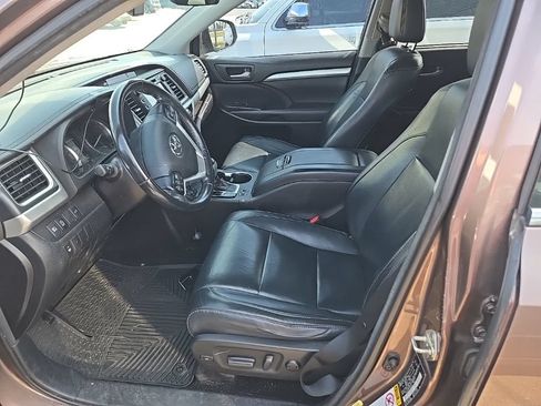 Used 2018 Toyota Highlander XLE AWD/4WD image 5