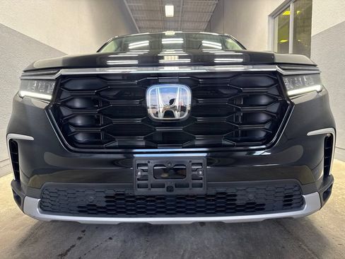 Used 2024 Honda Pilot Touring image 3