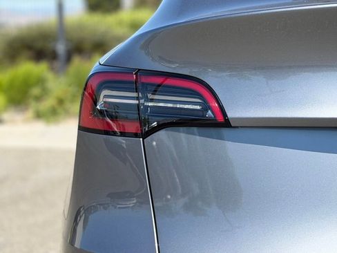 Used 2025 Tesla Model Y Long Range AWD/4WD image 11
