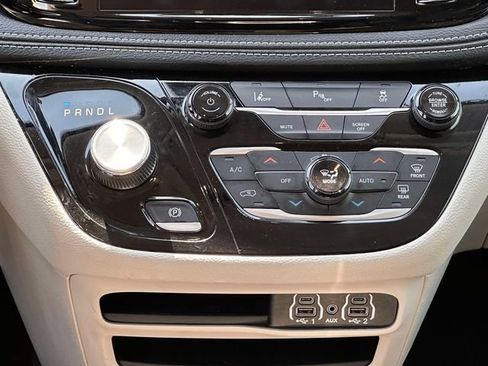 Used 2024 Chrysler Pacifica Limited FWD image 13
