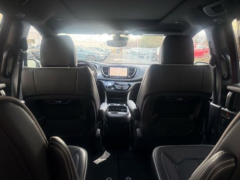 New 2026 Chrysler Pacifica Limited w/ S Appearance Package image 30