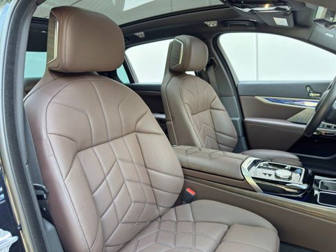 Used 2023 BMW i7 xDrive60 w/ Executive Package 2 AWD/4WD image 48