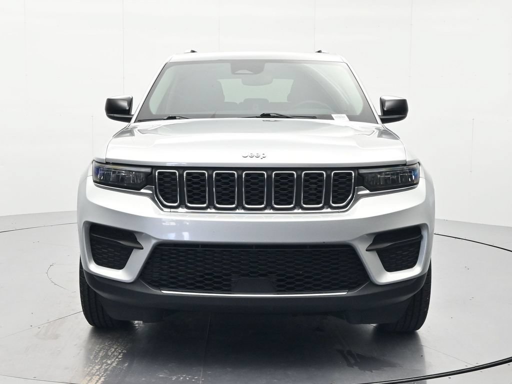Used 2023 Jeep Grand Cherokee Laredo w/ Luxury Tech Group I AWD/4WD image 2