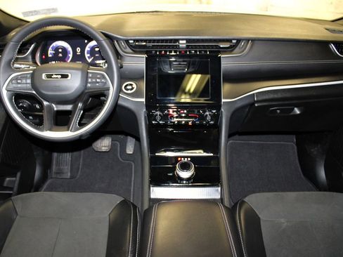 Used 2025 Jeep Grand Cherokee Altitude image 9