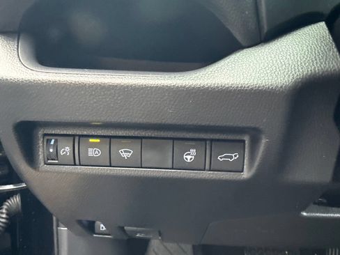 Used 2022 Toyota RAV4 SE w/ Weather & Moonroof Package AWD/4WD image 19