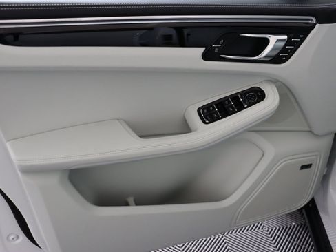 Used 2025 Porsche Macan image 25