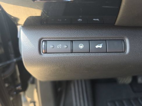 Used 2025 Nissan Pathfinder SV FWD image 30