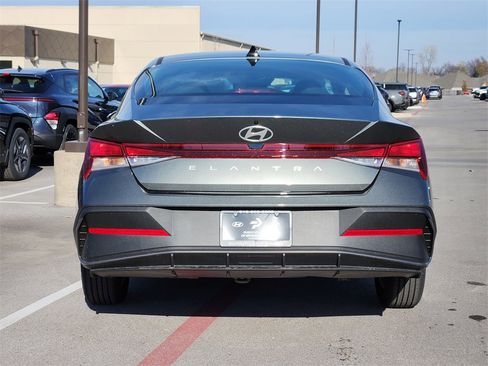 New 2025 Hyundai Elantra SE image 6