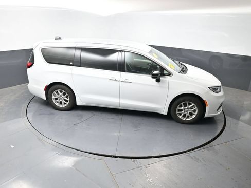 Used 2024 Chrysler Pacifica Touring-L FWD image 39