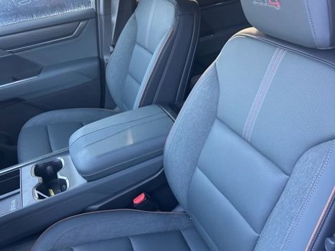 Used 2025 GMC Acadia AT4 w/ Super Cruise Package image 4