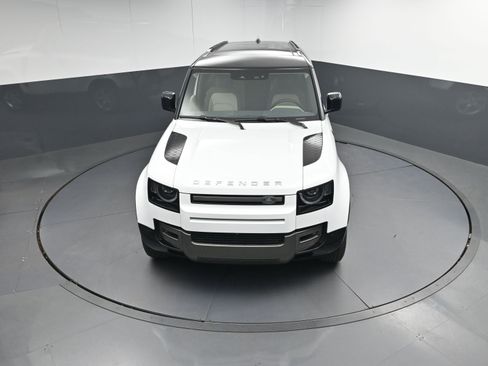 Used 2024 Land Rover Defender 90 X-Dynamic SE image 39