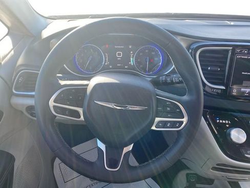Used 2024 Chrysler Pacifica Touring-L FWD image 13