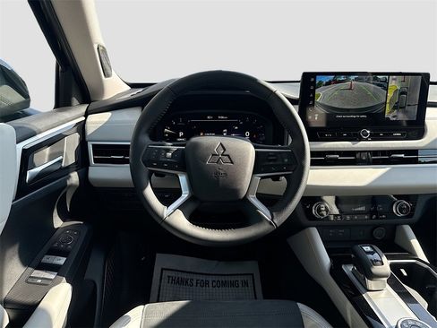 New 2025 Mitsubishi Outlander SE image 24