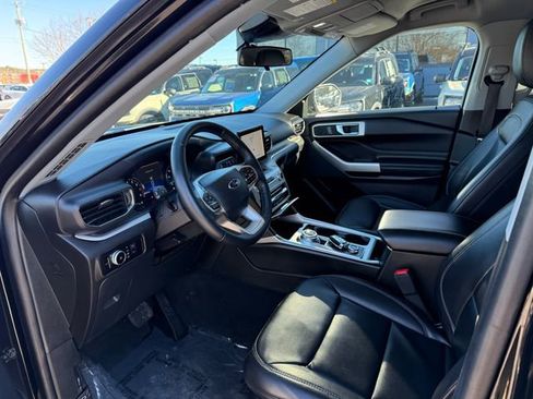Used 2022 Ford Explorer XLT w/ Equipment Group 202A image 3