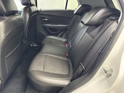 Used 2020 Chevrolet Trax LT w/ LT Convenience Package image 12