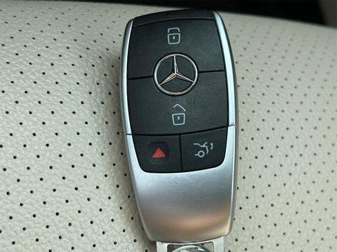 Used 2020 Mercedes-Benz GLC 300 4MATIC image 25