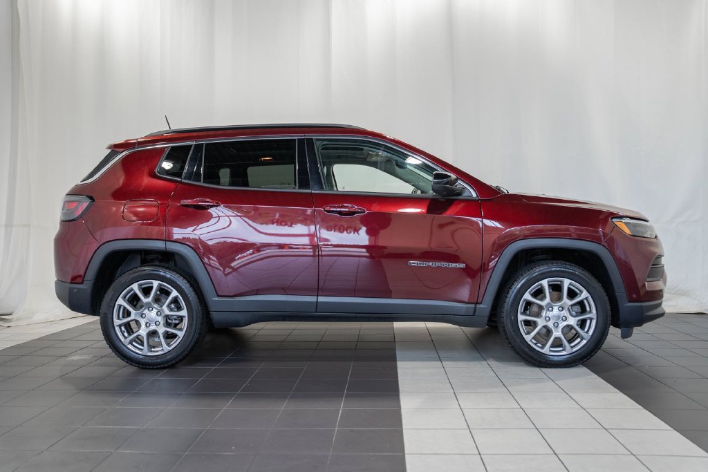 Certified 2022 Jeep Compass Latitude w/ Sun and Sound Group AWD/4WD image 3