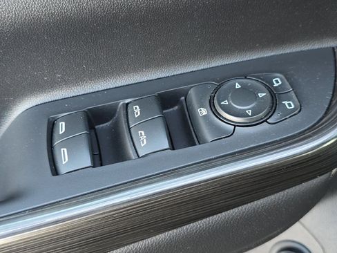 Used 2023 GMC Acadia SLT image 13