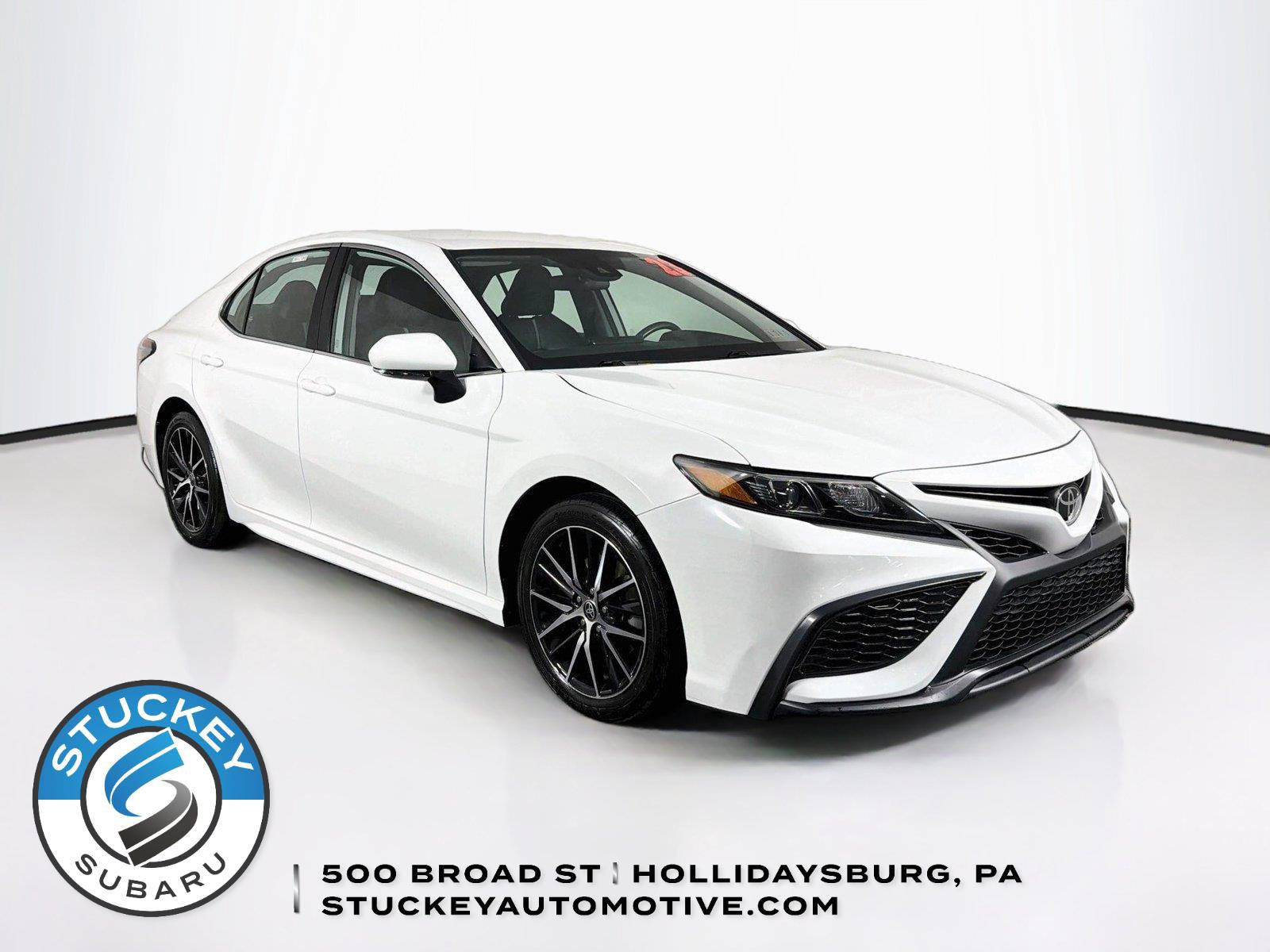 Used 2023 Toyota Camry SE FWD image 1