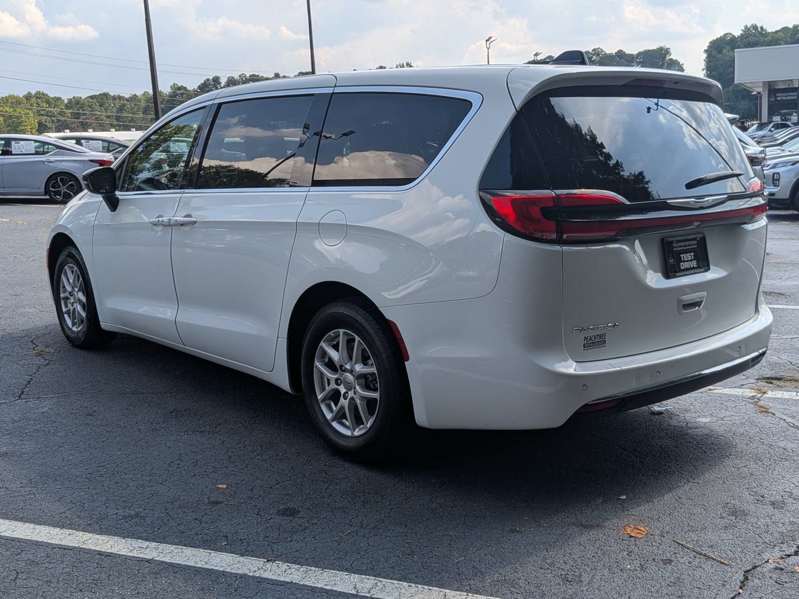 Used 2024 Chrysler Pacifica Touring-L FWD image 6