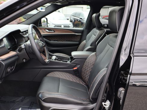 Used 2025 Jeep Grand Cherokee Summit w/ Obsidian Package AWD/4WD image 10