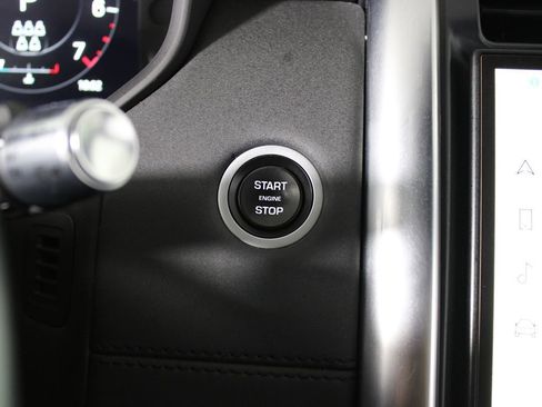 Used 2022 Land Rover Discovery S image 18