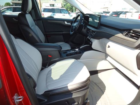 Used 2025 Ford Escape Platinum w/ Premium Technology Package AWD/4WD image 28