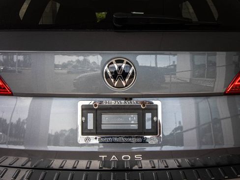 Used 2023 Volkswagen Taos SE w/ Panoramic Sunroof Package FWD image 15