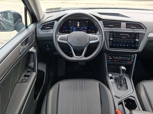 Used 2023 Volkswagen Tiguan SE FWD image 14