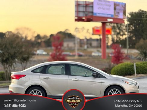 Used 2017 Ford Focus SE w/ Cold Weather Package FWD image 7