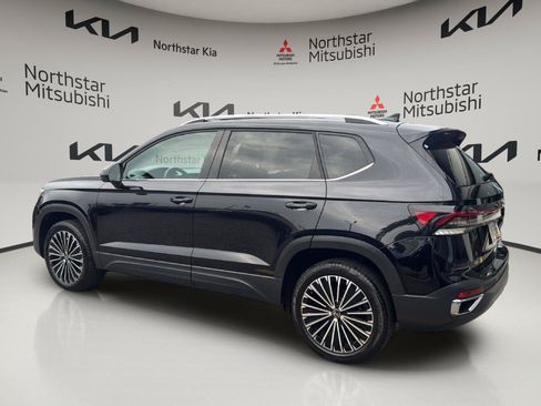 Used 2025 Volkswagen Taos SE FWD image 3