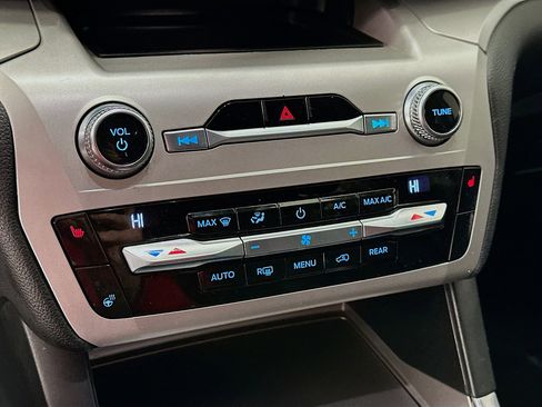 Used 2020 Ford Explorer XLT w/ Equipment Group 202A image 24