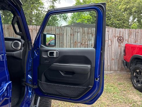 Used 2019 Jeep Wrangler Unlimited Sahara AWD/4WD image 39