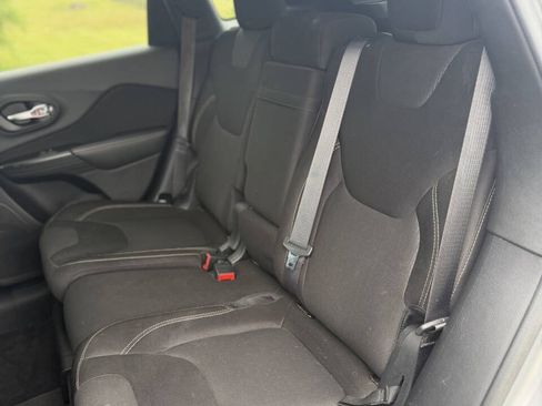 Used 2015 Jeep Cherokee Latitude FWD image 33