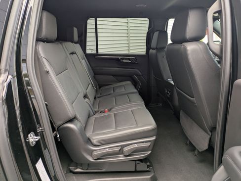 Used 2025 Chevrolet Suburban Z71 AWD/4WD image 29