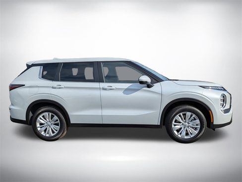 New 2025 Mitsubishi Outlander ES image 3