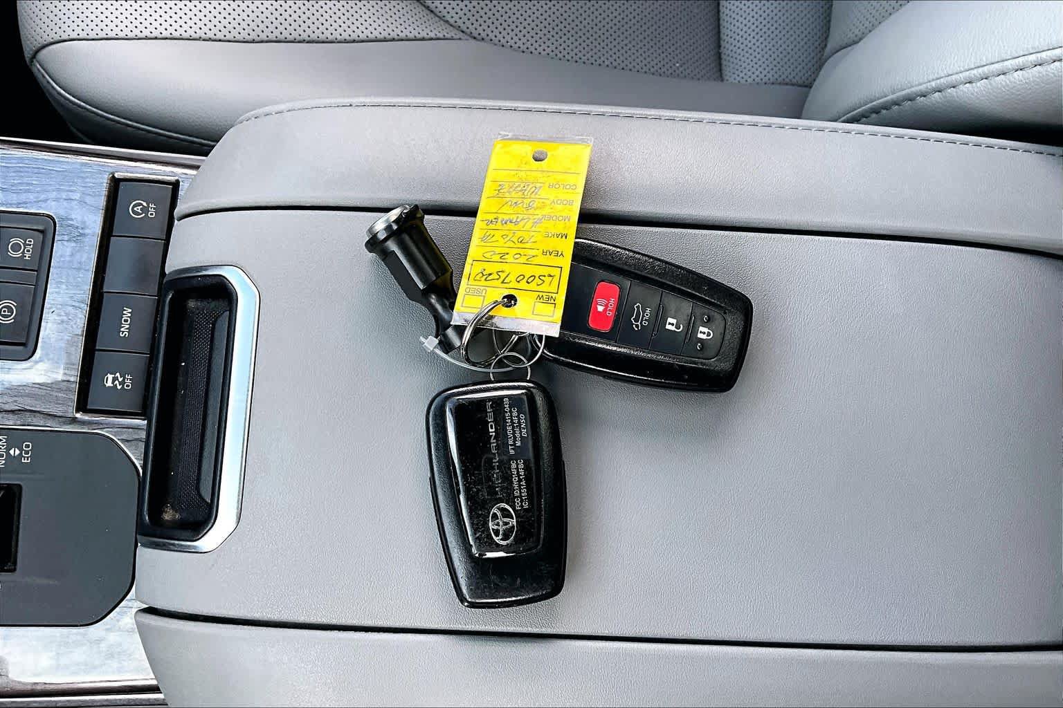 Used 2020 Toyota Highlander Limited FWD image 15