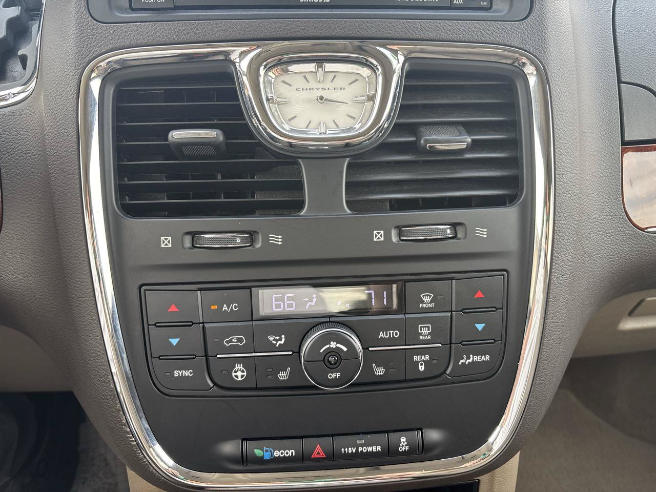 Used 2016 Chrysler Town & Country Touring w/ Driver Convenience Group FWD image 24