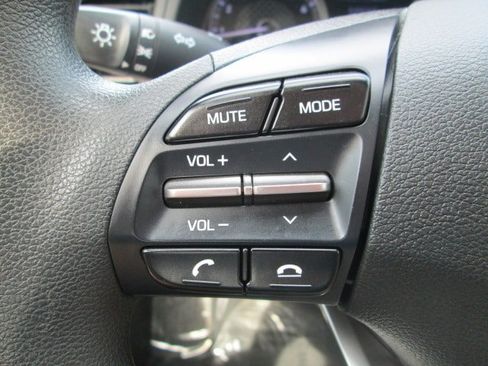 Used 2019 Hyundai Elantra SE FWD image 18