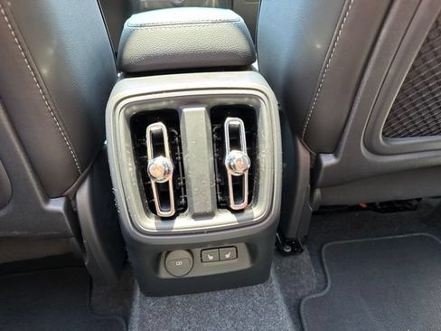 Certified 2025 Volvo XC40 B5 Plus AWD/4WD image 17