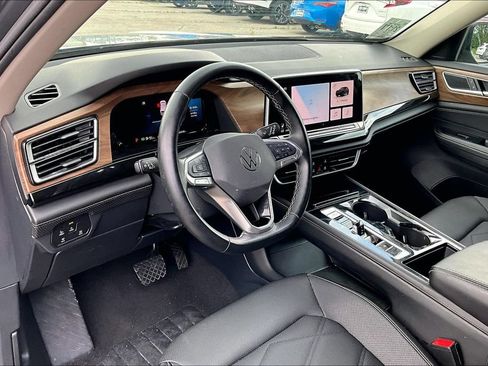 Used 2025 Volkswagen Atlas SE FWD image 14