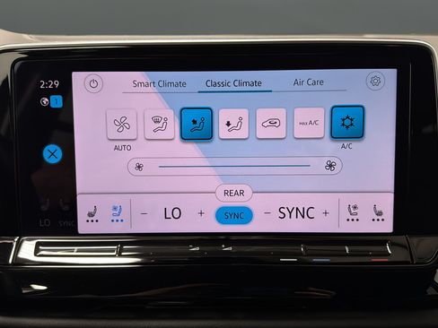 Used 2024 Volkswagen Atlas SE AWD/4WD image 16