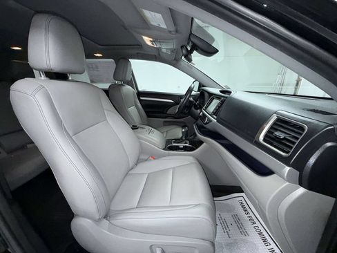 Used 2019 Toyota Highlander XLE AWD/4WD image 18