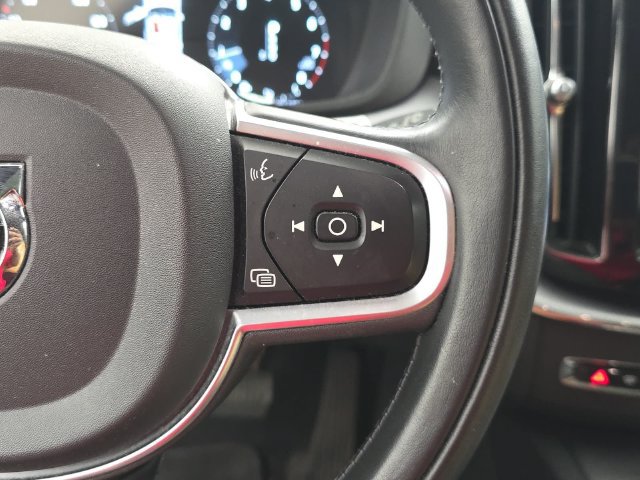 Used 2020 Volvo XC60 T6 Momentum AWD/4WD image 16
