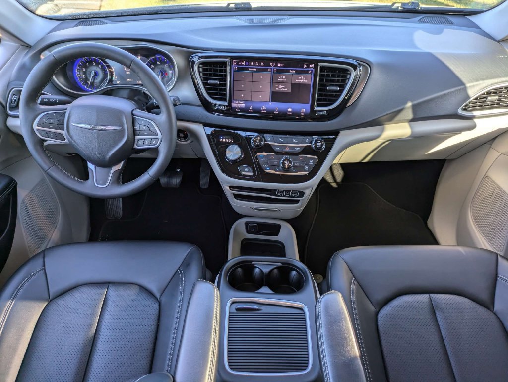 Used 2024 Chrysler Pacifica Touring-L FWD image 16
