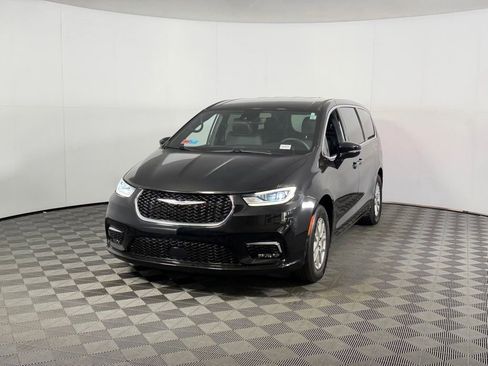 Used 2025 Chrysler Pacifica Select FWD image 4