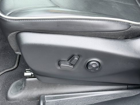 Used 2025 Chrysler Pacifica Limited FWD image 25